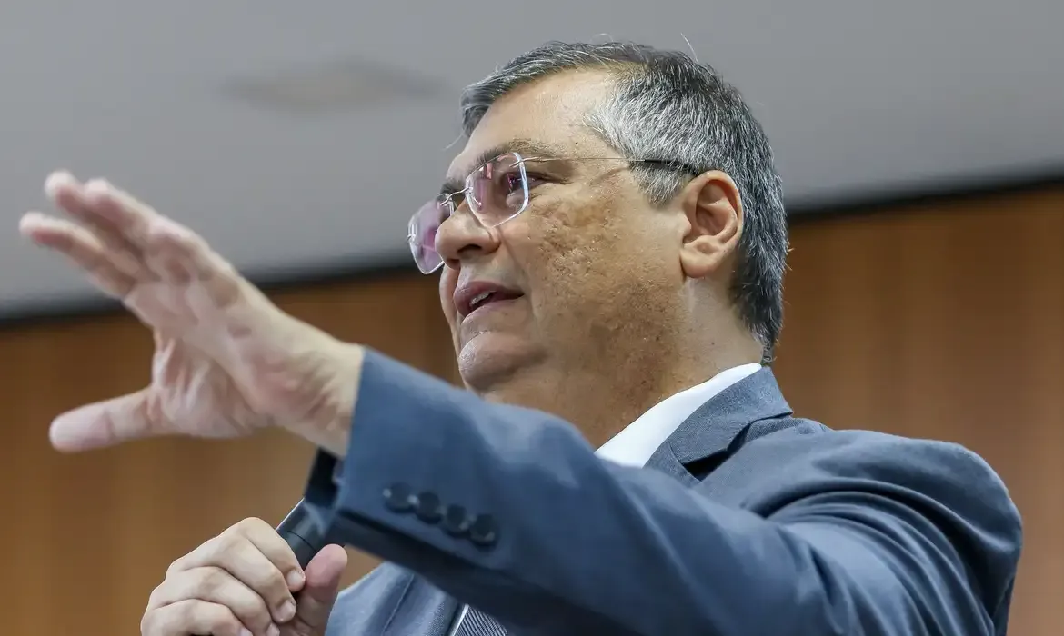Dino concede 10 dias para Motta explicar votação do PL da adultização