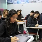 Brasília (DF), 24/10/2024 - Alunos do colégio Galois em sala de aula na preparação dos últimos dias antes da prova do Enem 2024. Foto: José Cruz/Agência Brasil