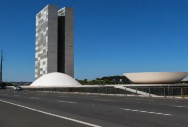 06/06/2023 - Brasília (DF) - Cenas da Cidade de Brasília, ao fundo o prédio do Congresso Nacional . Foto Antônio Cruz/Agência Brasil