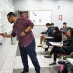 Brasília (DF), 24/10/2024 - Professor do colégio Galois, Samuel Rbeiro Costa, em sala de aula com alunos na preparação nos últimos dias antes da prova do Enem 2024. Foto: José Cruz/Agência Brasil