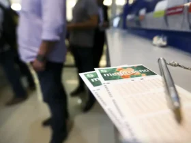 Apostadores fazem fila em casa lotérica. A Caixa Econômica Federal sorteia hoje (08) as seis dezenas do concurso 2.149 da Mega-Sena acumulada, que deve pagar um prêmio de R$ 170 milhões.