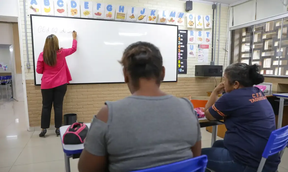 02/04/2024 - Com menor taxa de analfabetismo do país, DF é referência em educação. Centro Educacional 2 de Taguatinga. Na foto adultos assistem aula dentro da sala da aula, Escola. Foto: Geovana Albuq