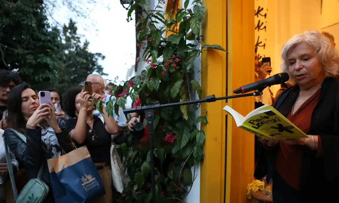 Paraty (RJ), 31/07/2025 - A poeta Alice Ruiz participa da homenagem a Paulo Leminski na Casa Toda Poesia da Companhia das Letras durante a 23ª Festa Literária Internacional de Paraty. Foto: Rovena Ros