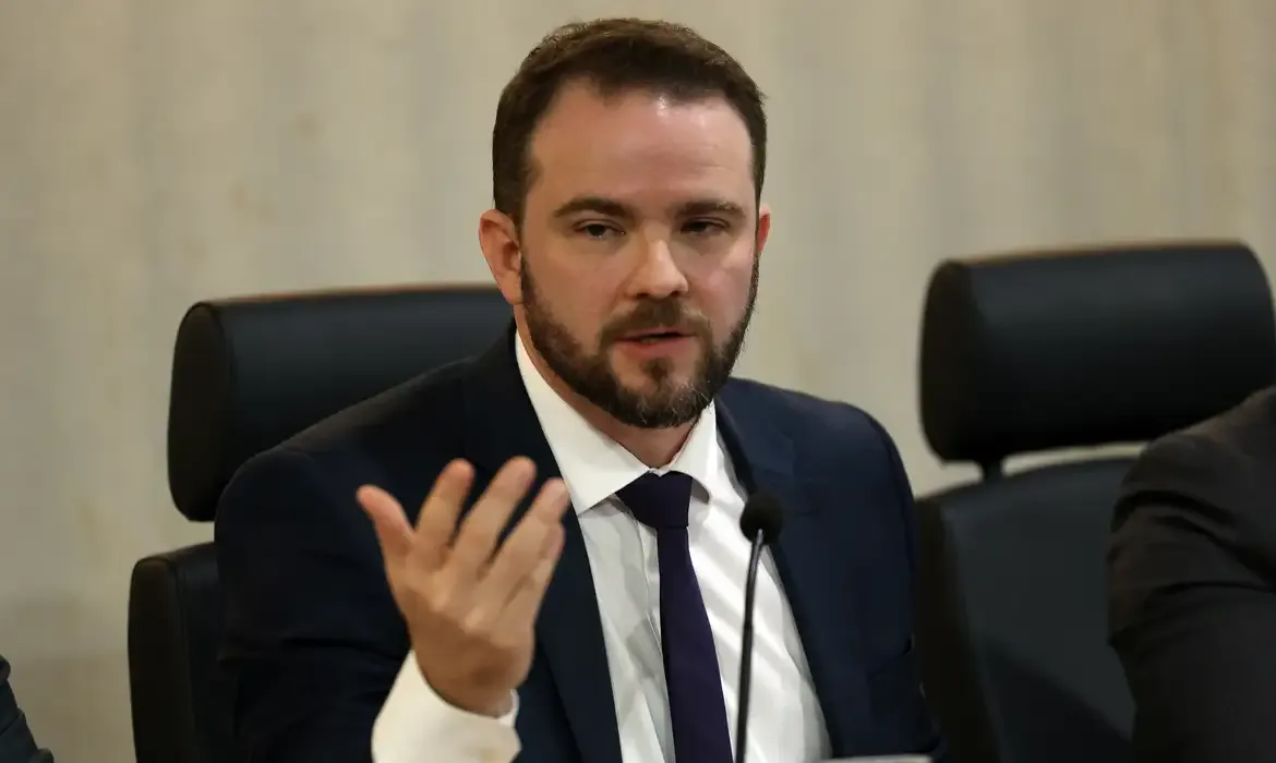 Orçamento de 2026 prevê superávit de R$ 34,3 bilhões mesmo com gastos extras