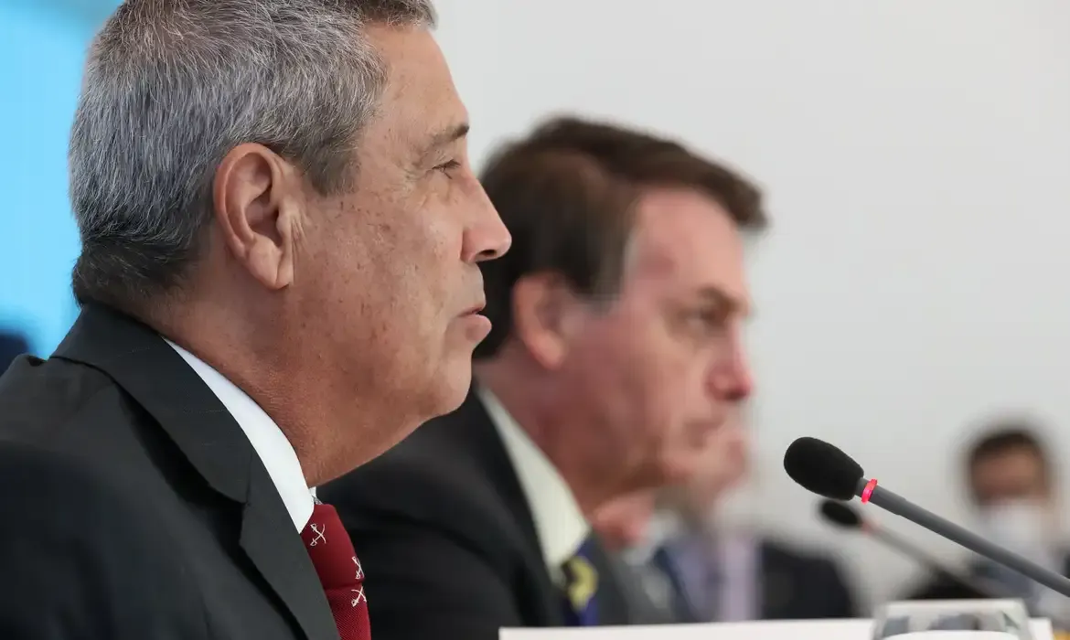 Braga Netto viola proibição e envia mensagem a Bolsonaro