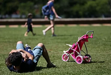 Dia dos pais, criança brincando com o pai no parque