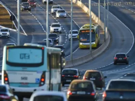 Trânsito na estrada Parque Aeroporto, ou DF-047, rodovia radial do Distrito Federal, com 4,5 km de extensão e serve como ligação do Aeroporto Internacional de Brasília com outras regiões do Distrito F