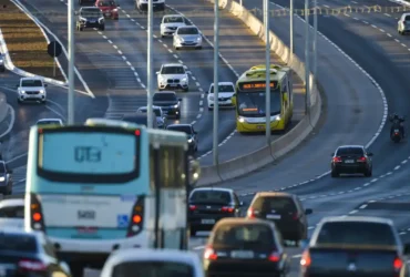 Trânsito na estrada Parque Aeroporto, ou DF-047, rodovia radial do Distrito Federal, com 4,5 km de extensão e serve como ligação do Aeroporto Internacional de Brasília com outras regiões do Distrito F