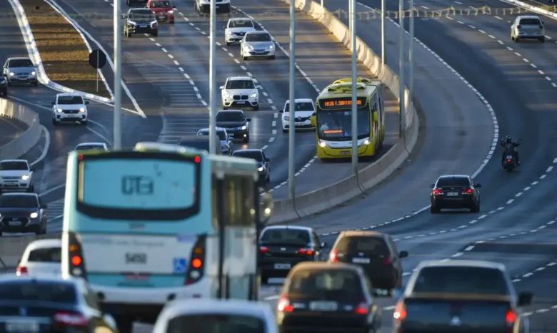 Trânsito na estrada Parque Aeroporto, ou DF-047, rodovia radial do Distrito Federal, com 4,5 km de extensão e serve como ligação do Aeroporto Internacional de Brasília com outras regiões do Distrito F