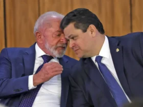 Lula diz que a bola está com o Congresso após assinar pacote contra tarifaço