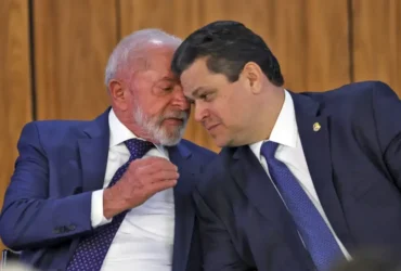 Lula diz que a bola está com o Congresso após assinar pacote contra tarifaço