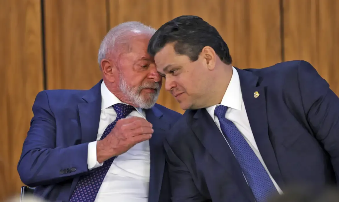 Lula diz que a bola está com o Congresso após assinar pacote contra tarifaço
