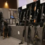 Operação conjunta das polícias Civil e Militar no Complexo da Maré, apreende fuzis e munição em paiol do tráfico de drogas.