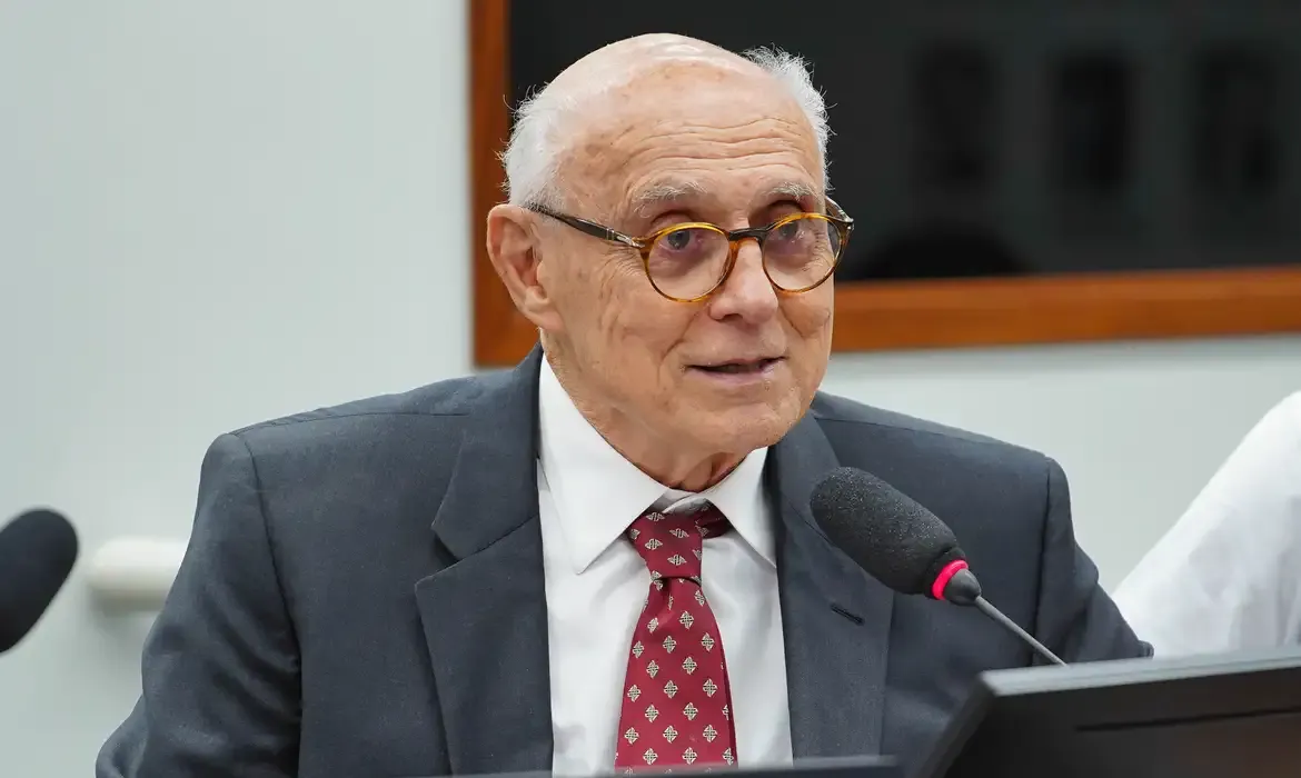 Suplicy é internado após mal-estar durante congresso em Maricá