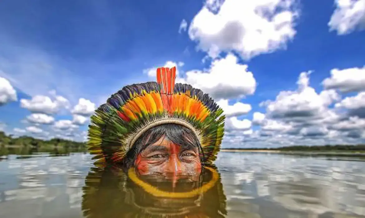 Fotógrafo registra Yanomami em exposição inédita em Brasília