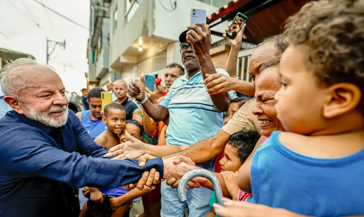 Lula entrega títulos de terra a 599 famílias em Brasília Teimosa