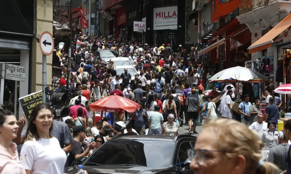 São Paulo SP 03/11/2023 Movimento na Ladeira Porto Geral com a Rua 25 de Março, após o feriado de Finados. Foto: Paulo Pinto/Agência Brasil