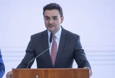 Brasília (DF) 03/08/2023 - O novo Ministro do Turismo, Celso Sabino discursa na cerimônia de sua posse nesta quinta feira, no Palácio do Planalto. Foto: Joédson Alves/Agência Brasil