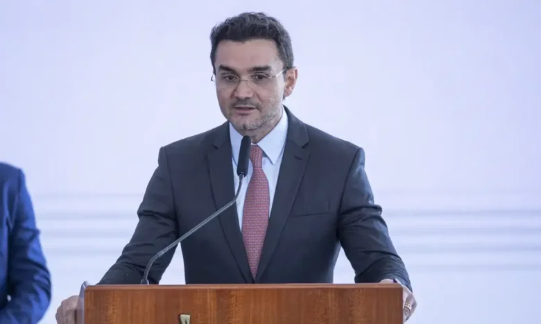 Brasília (DF) 03/08/2023 - O novo Ministro do Turismo, Celso Sabino discursa na cerimônia de sua posse nesta quinta feira, no Palácio do Planalto. Foto: Joédson Alves/Agência Brasil