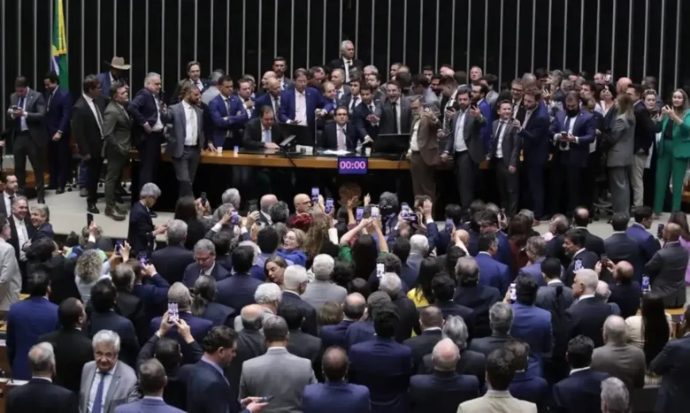 06/8/2025 - Hugo Motta preside sessão plenária após obstrução do plenário da Câmara dos Deputados por parlamentares de oposição