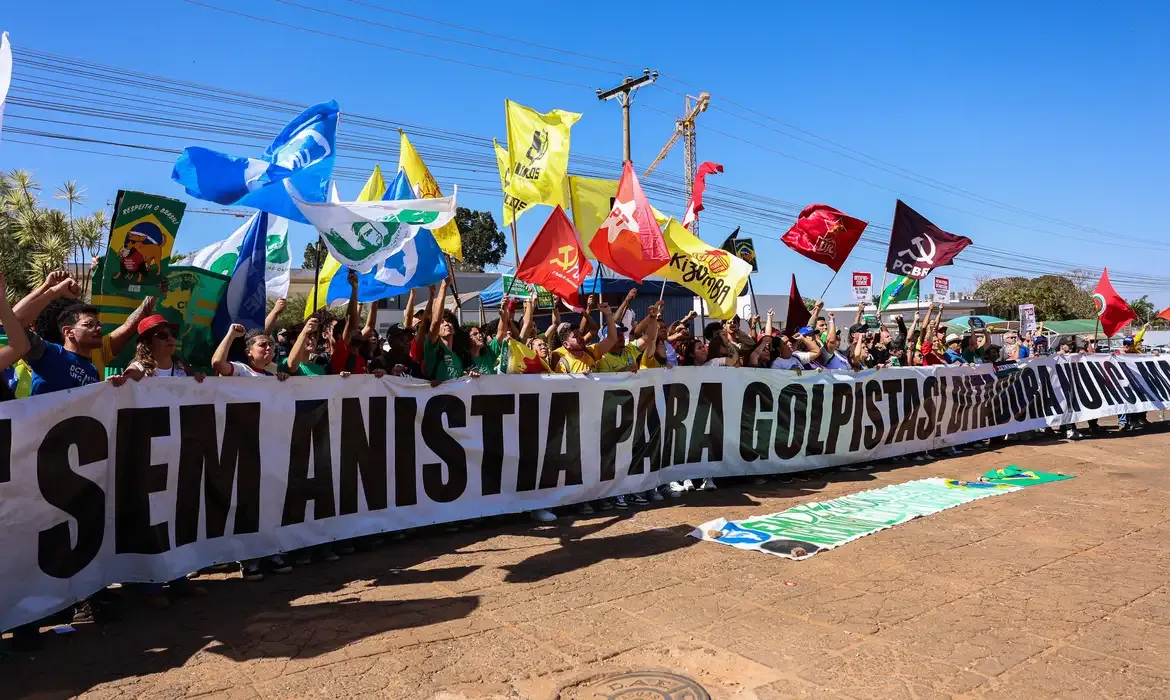 Brasília (DF), 01/08/2025 - Movimentos sindicais e sociais protestam contra medidas econômicas do governo dos EUA contra o Brasil, na frente da embaixada americana em Brasília. Foto: José Cruz/Agência