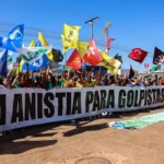 Brasília (DF), 01/08/2025 - Movimentos sindicais e sociais protestam contra medidas econômicas do governo dos EUA contra o Brasil, na frente da embaixada americana em Brasília. Foto: José Cruz/Agência