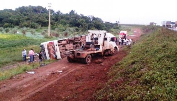  Um ônibus saiu da pista e tombou, resultando na morte de quatro pessoas e deixando feridos.