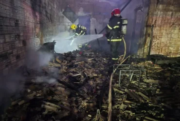 Incêndio destrói casa em Cuiabá e mobiliza Corpo de Bombeiros