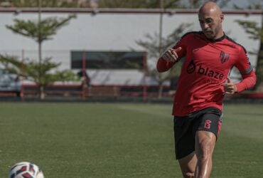 Atlético-GO x Ferroviária: Dragão e Locomotiva duelam por espaço na tabela da Série B. Imagem: Bruno Corsino/Atlético-GO