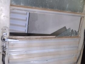 Vítima reagiu a tentativa de homicídio utilizando espingarda calibre 32; suspeitos fugiram e não foram localizados