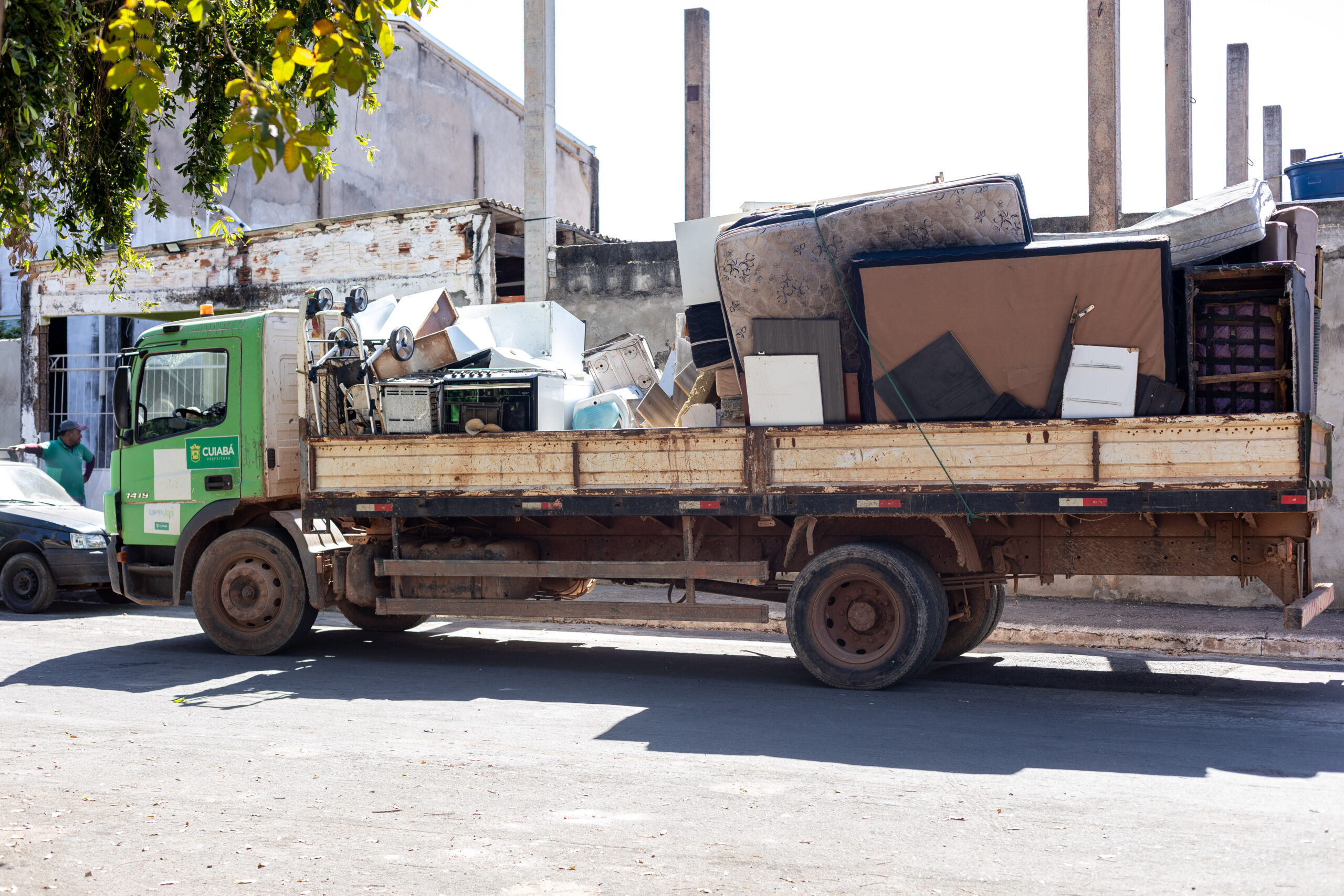 Cata treco recolhe mais de mil toneladas de materiais inserviveis em sete meses em Cuiaba scaled