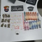 Cavalaria apreende drogas e prende três suspeitos durante feira em Juína