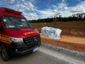 Caminhão-tanque tomba na MT-419 e causa vazamento de diesel em acidente fatal