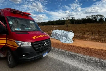 Caminhão-tanque tomba na MT-419 e causa vazamento de diesel em acidente fatal