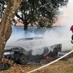 Bombeiros controlam incêndio em veículo e evitam danos a imóveis em Campo Verde