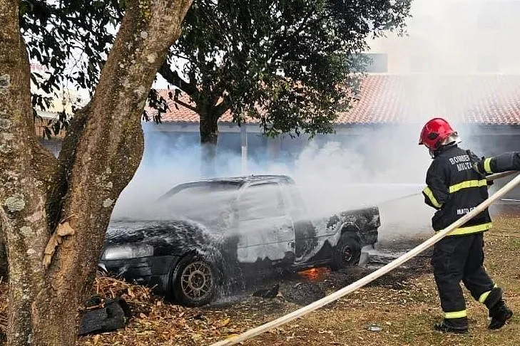 Bombeiros controlam incêndio em veículo e evitam danos a imóveis em Campo Verde