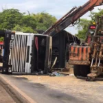 Bombeiros limpam pista após tombamento de carreta com soja em Mato Grosso