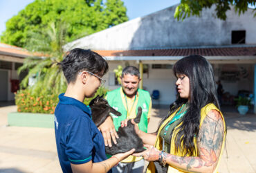 Cuiaba proporciona terapia com caes para idosos no Abrigo Bom Jesus