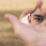 Homem se olhando internamente