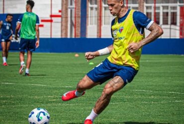 Fortaleza x Botafogo: Onde assistir, escalações e tudo sobre o duelo da 19ª rodada do Brasileirão 2025. Imagem: Mateus Lotif FEC