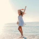 Mulher feliz curtindo a praia em um dia ensolarado