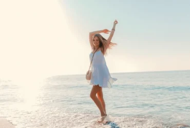 Mulher feliz curtindo a praia em um dia ensolarado