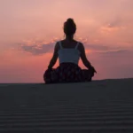 Mulher meditando