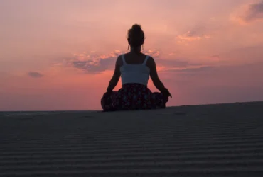 Mulher meditando