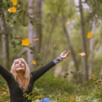 Mulher super feliz na natureza