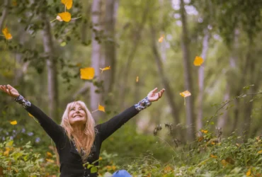 Mulher super feliz na natureza