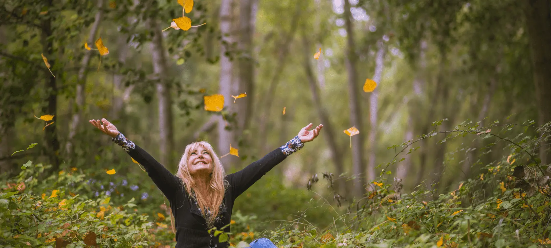 Mulher super feliz na natureza