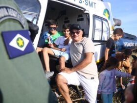 Pais e alunos da Escola Simao Flach participam de passeio ciclistico e visitacao a aeronave do Ciopaer