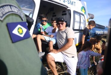 Pais e alunos da Escola Simao Flach participam de passeio ciclistico e visitacao a aeronave do Ciopaer