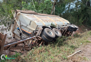 Pneu de carreta estoura e motorista de 45 anos morre em capotamento na BR 174 em Mato Grosso